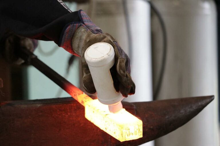 Haley DesRosiers master bladesmith 03 768x511